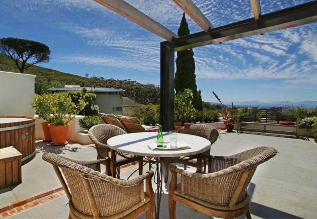 Chic Views - Library with a View