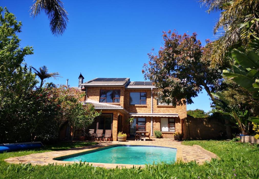 Zeen's Holiday Home